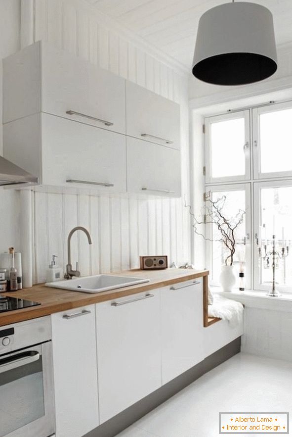Інтер'єр кухні в білому кольорі