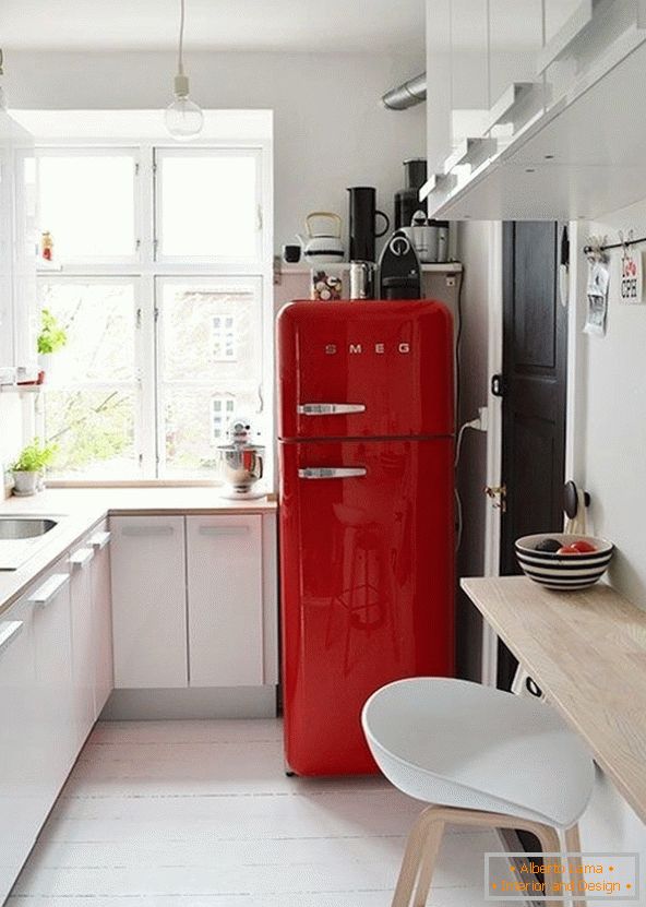 Яскравий холодильник на білій кухні