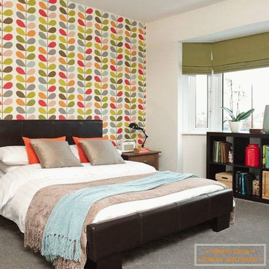 Дизайн спальні в сучасному стилі з яскравими шпалерами