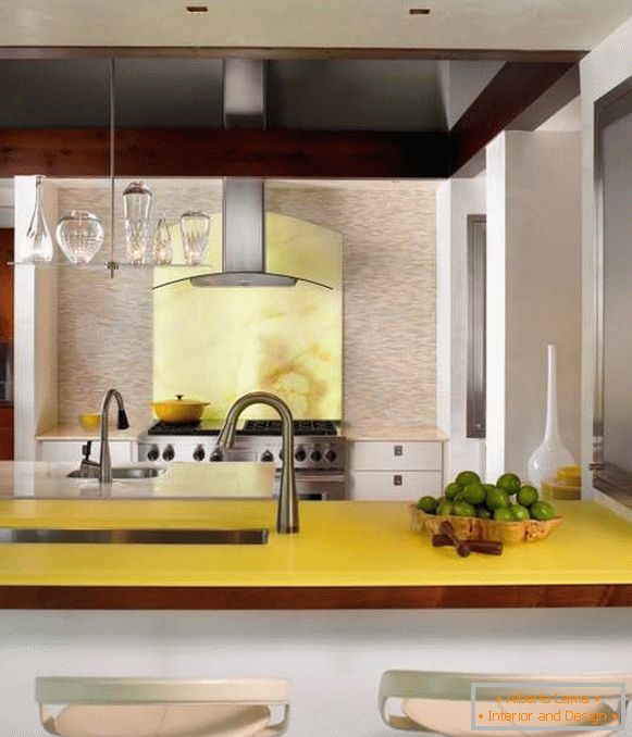 Блідо жовтий колір в інтер'єрі кухні приватного будинку