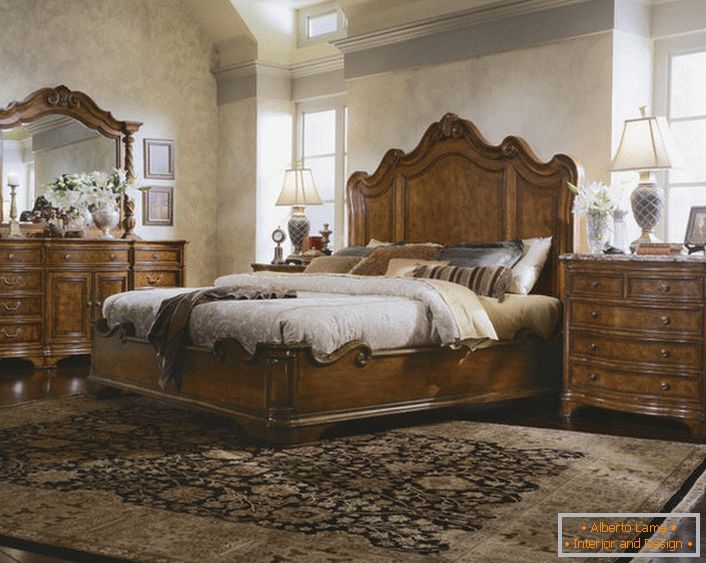 Горищний варіант спальні в англійському стилі. Впізнавані форми і лінії розкішної індійської меблів.