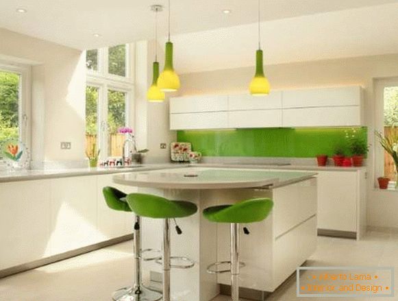 Біла кутова кухня з зеленими елементами - фото