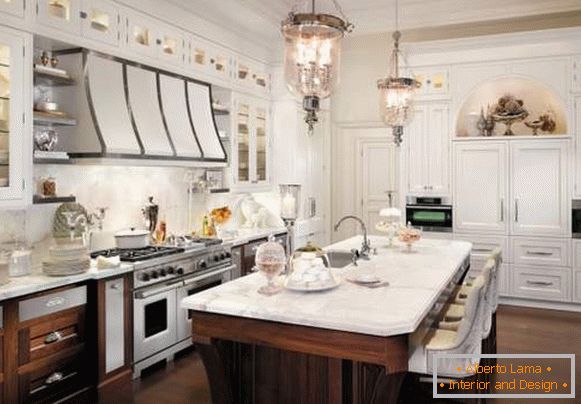 Класичний дизайн коричнево білої кухні на фото