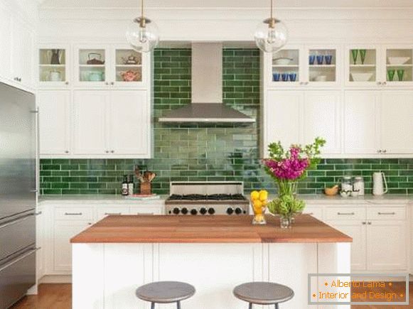 Зелений фартух для білої кухні - фото з прямокутної плитки