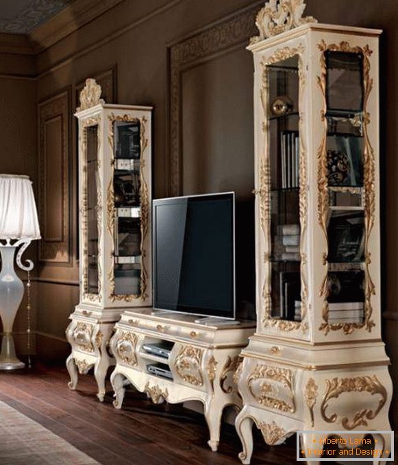 Білі меблі в інтер'єрі вітальні - фото в класичному стилі