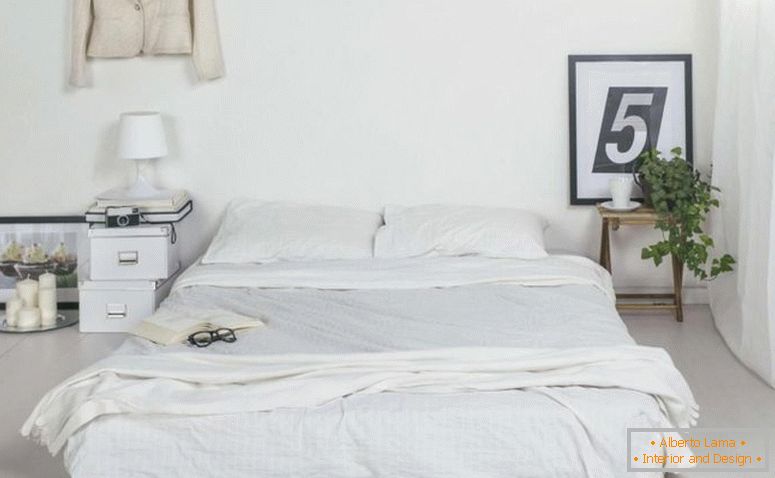 мінімалістська біла спальня - дизайн-з-підлогою та маленьким дерев'яним столом