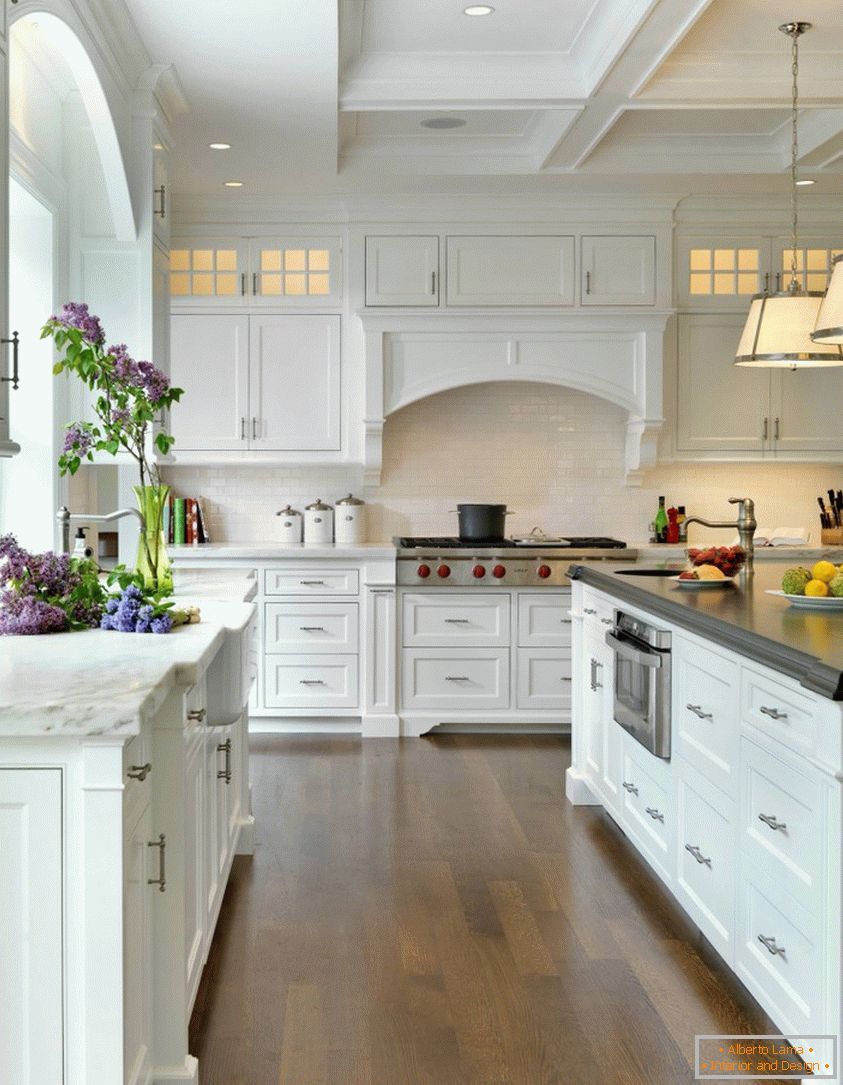 Відмінний приклад кухні в білих кольорах в стилі прованс