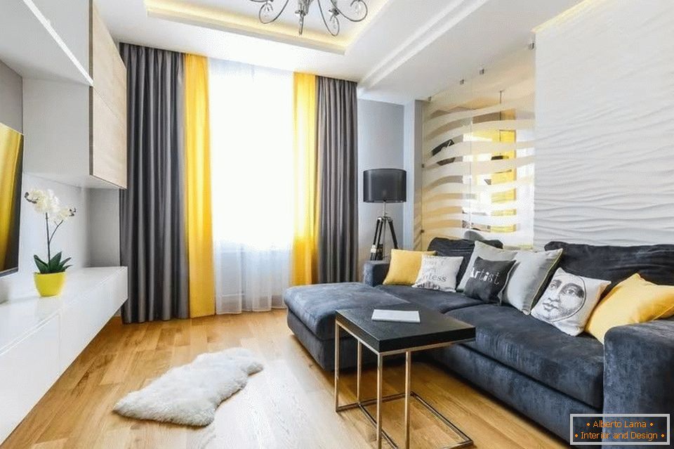Чорно-жовті штори і диван в білій кімнаті