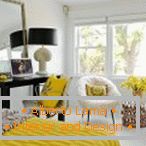 Біла спальня з жовтим декором