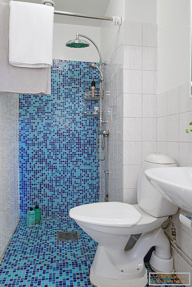 Синя мозаїчна плитка в туалеті