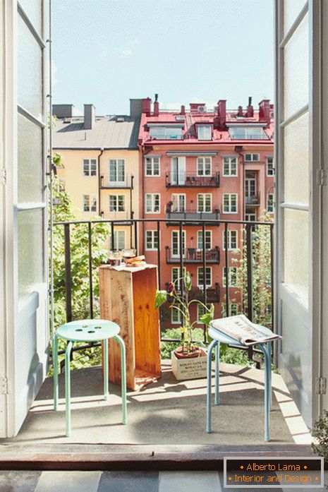 Маленький балкончик з видом на місто