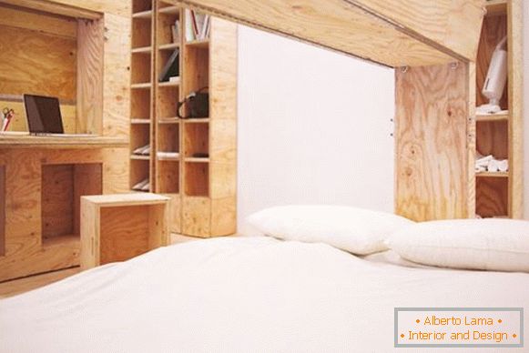 Спальня квартири з трансформованими меблями