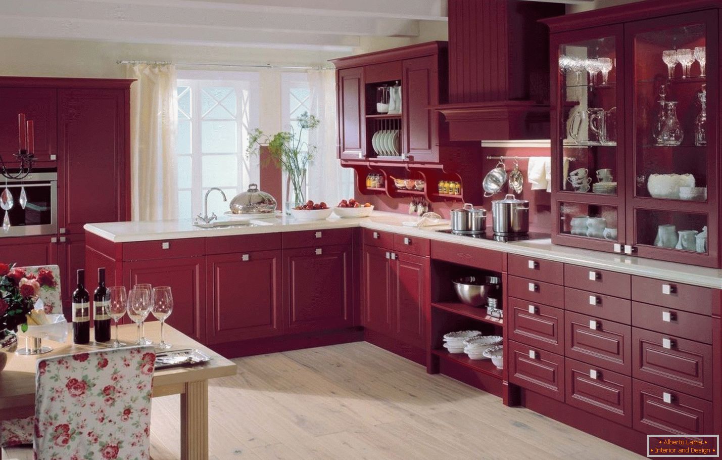 Кухонні меблі в бордовому кольорі