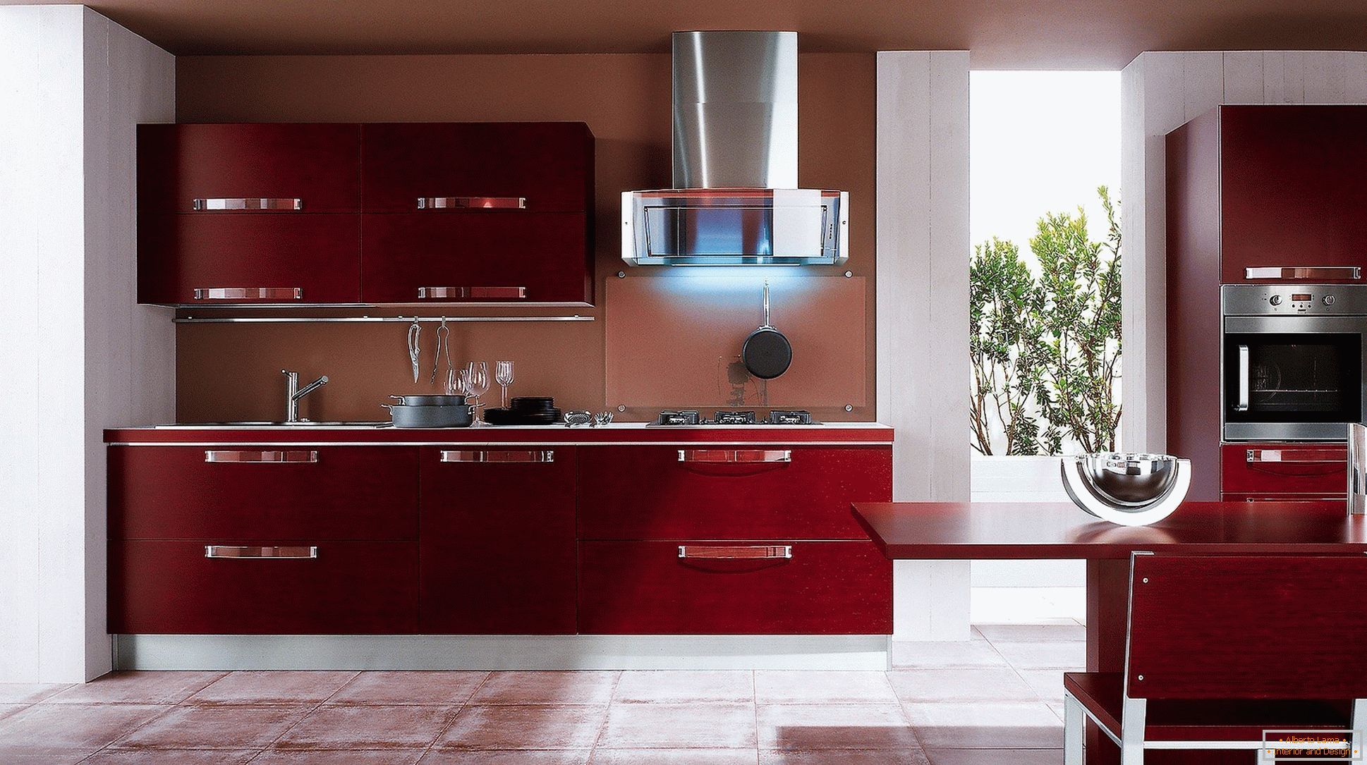 Поєднання кольору бордо і металевих елементів кухні