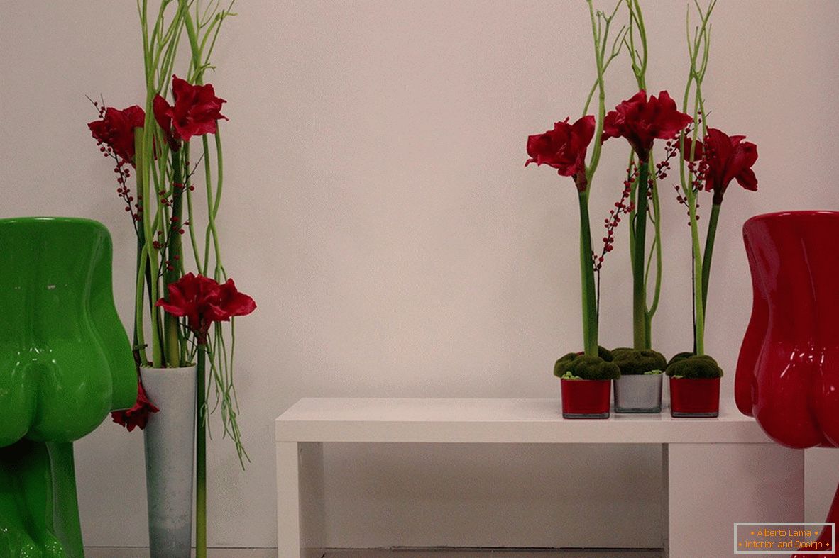 Штучні квіти в інтер'єрі кімнати
