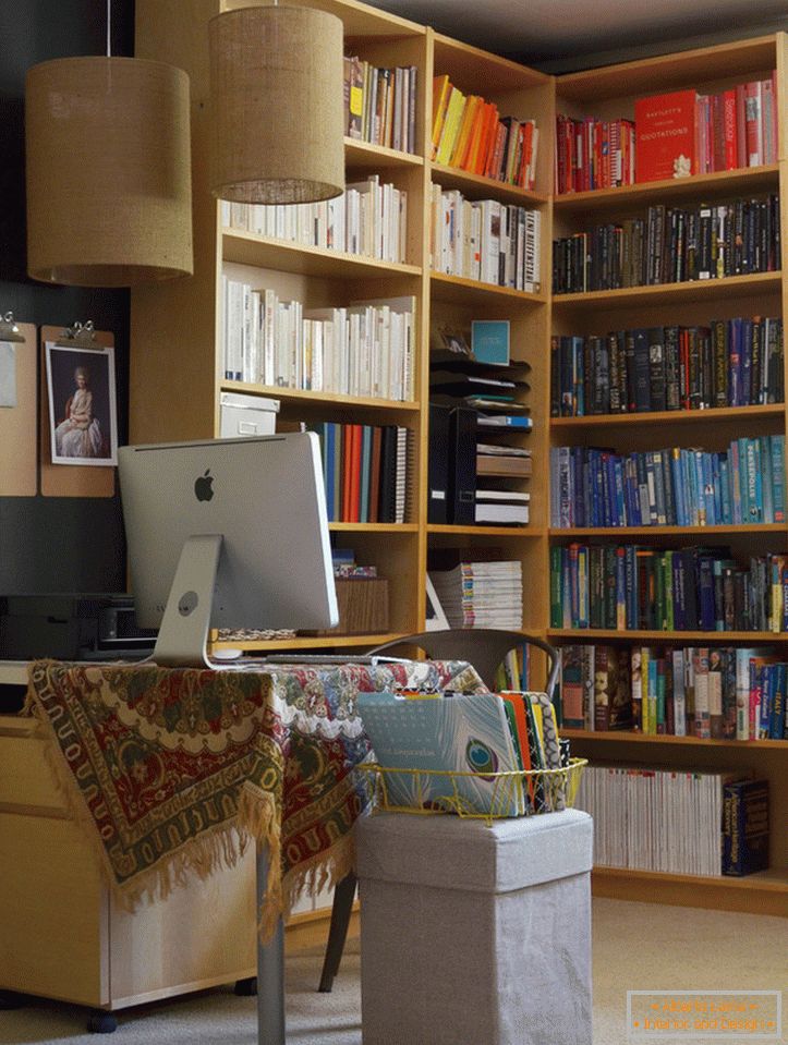 Робоча зона з книжковими шафами