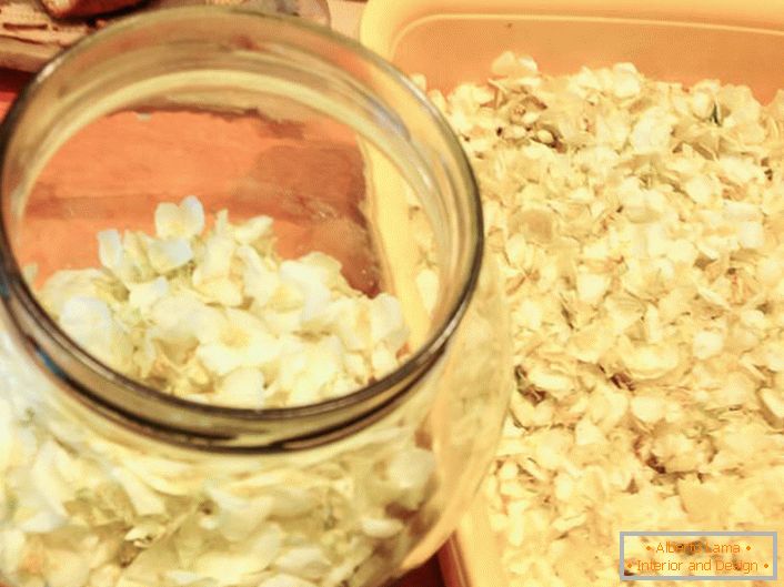 Для приготування жасминового сиропу збираємо тільки білі пелюстки і не даючи їм підсохнути складаємо шарами пересипаючи цукром.