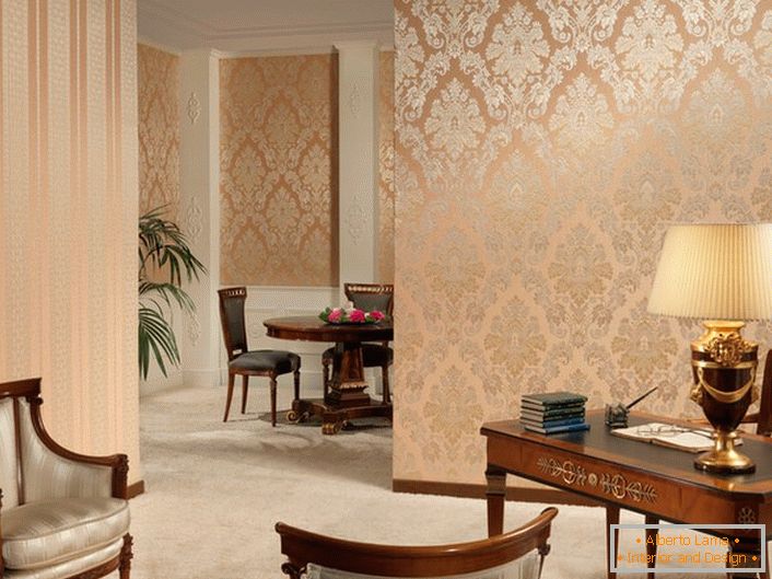 Сувора смужка і витіюваті візерунки золотого кольору, на ніжно-персикових шпалерах в робочому кабінеті в бароко стилі.