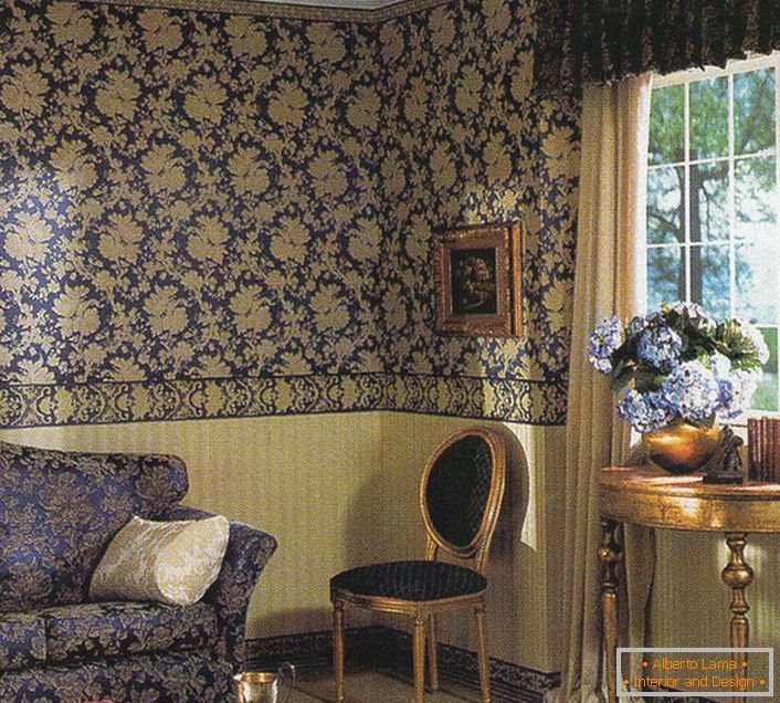 Темно-сині кольори в вітальні бароко. Візерунок на шпалерах перегукується з орнаментом на оббивці дивана.