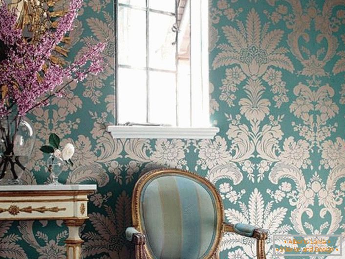 Ніжно-блакитні тони з візерунками золотого кольору. Меблі з різьбленими ручками, окантовка дзеркала виконані в кращих традиціях бароко стилю.