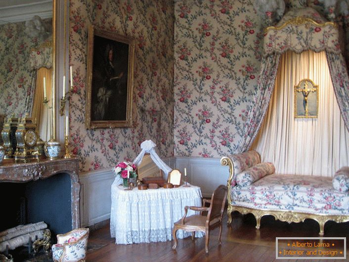 Барвиста обробка стін гармонійно поєднується з оббивкою софи і балдахіном над нею. Кімната для відпочинку в стилі бароко з великим каміном - відмінна ідея для заміського будинку.