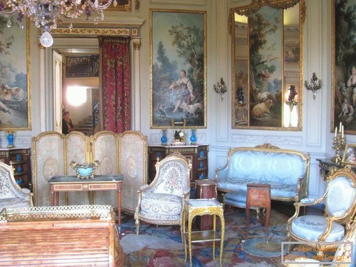 Фотошпалери, що імітують старовинні картини, в гостьовій кімнаті в бароко стилі. 