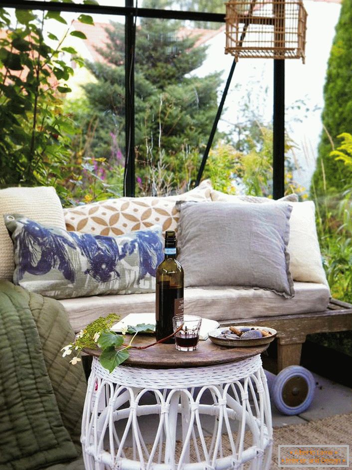 Кращим декором альтанки в скандинавському стилі вважається диван з великою кількістю м'яких подушок.