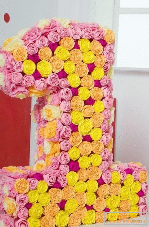Квіти орігамі на каркасі цифри