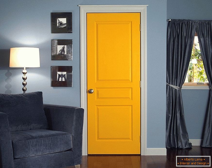 Сині стіни і жовті двері