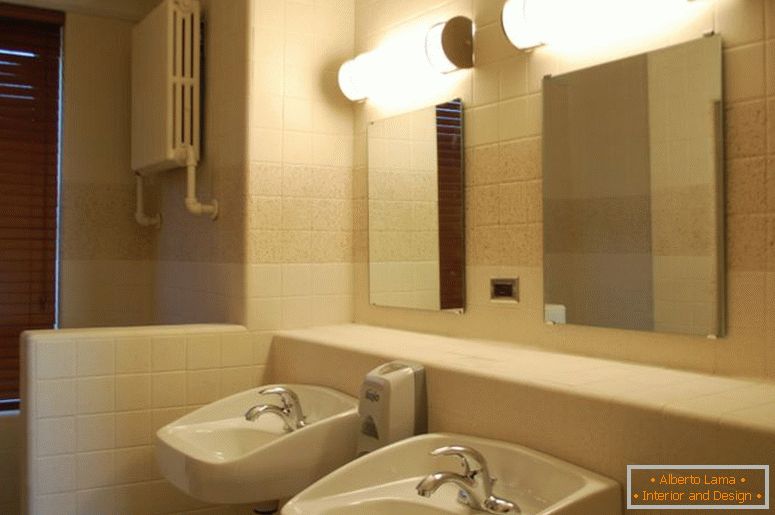 привабливі інтер'єри-ідей-з-вузьких ванни-показ-близнюків-білий-порцеляновий-умивальник і квадрат-стіни-дзеркала-безкаркасні, що використовують-плаваючі-освітлені довго-марнославство-світильники-світильники