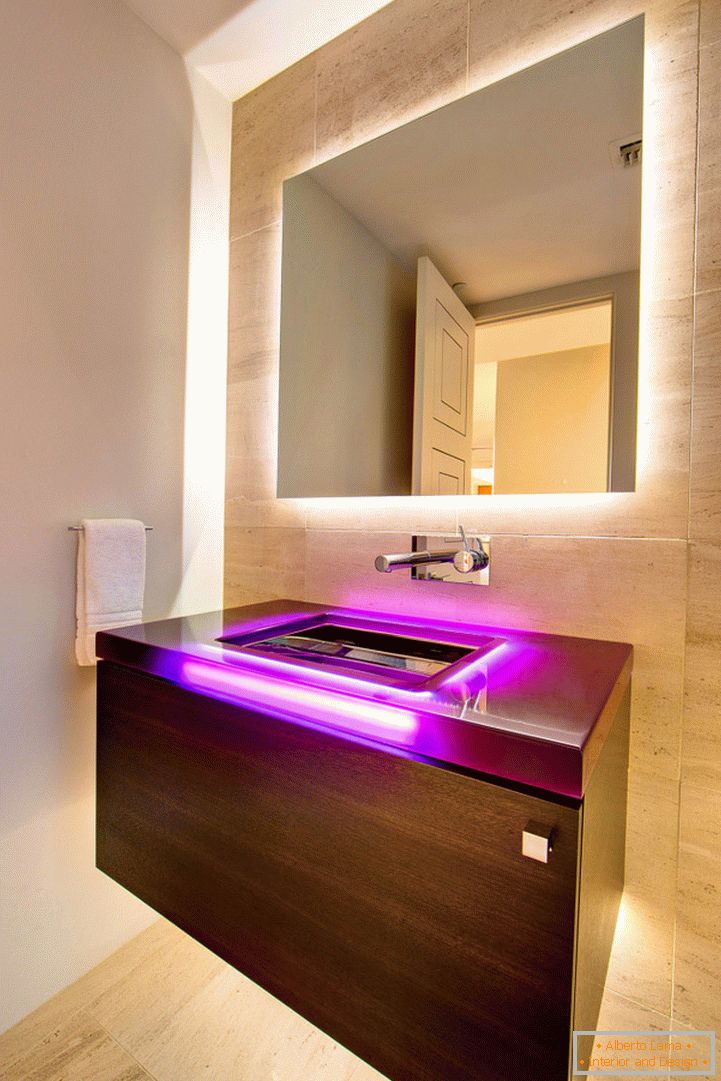 ванна кімната-інтер'єр-світло-стіни-дзеркало-для-сучасного-ванної-комбінованого-з-коричневою-фанеру-шпон-плаваючою марнославство кабінет-з-пурпурним-під керівництвом-раковина-марнославство-сучасна ванна-марнославство- світло-744x1117