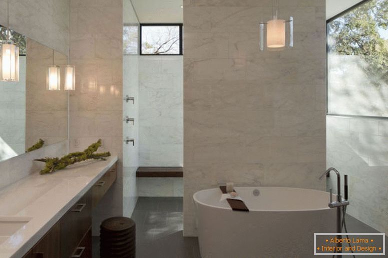 стильний мармур-ванна кімната-для приватних-небо-аура з ванною-космічним використанням круглі білі ванни-підвісні лампи над-також-майже-дзеркальними, як-пральна лампа