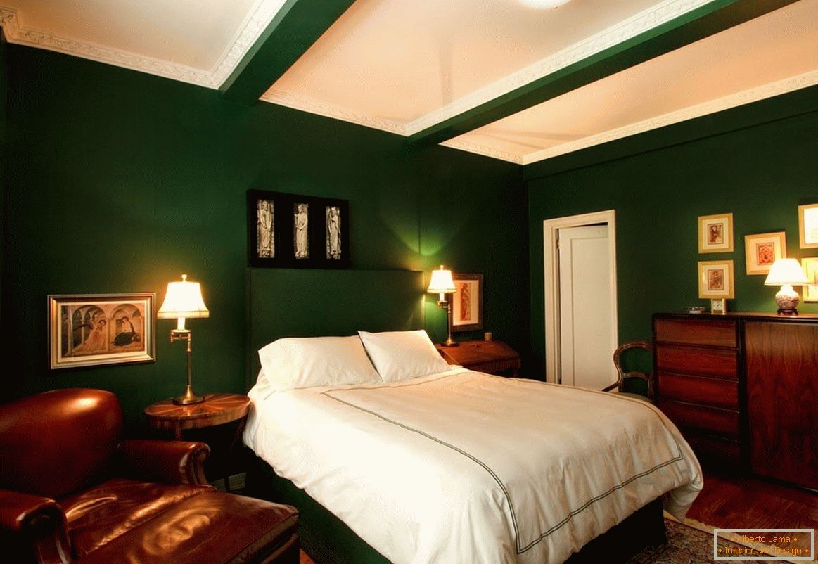 Білий, темно-зелений і дерево ідеальне поєднання для спальні