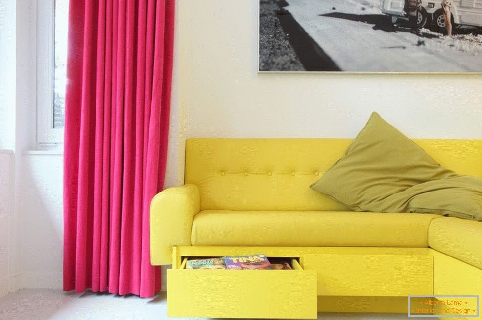 Жовтий диван і малинові штори