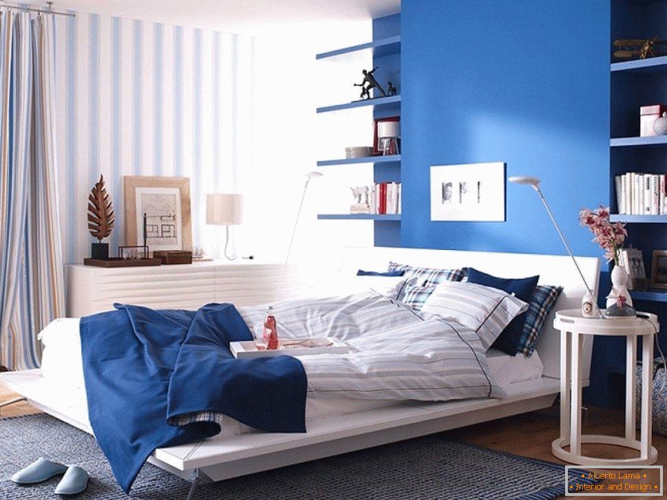 Синя стіна в спальні в поєднанні з шпалерами в смужку