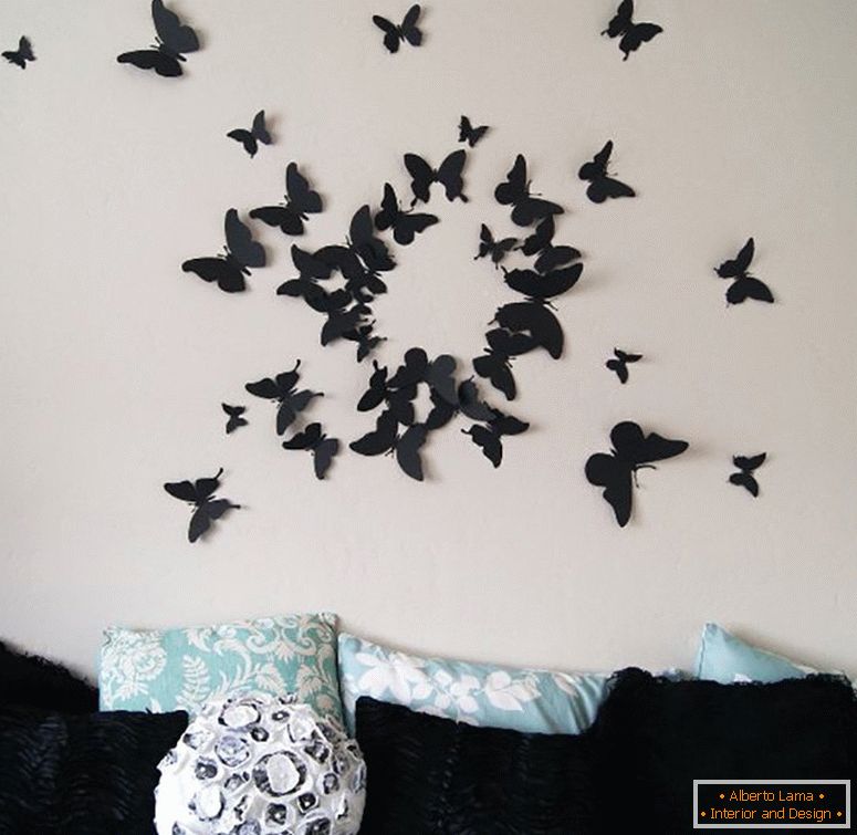Метелики з картону над диваном