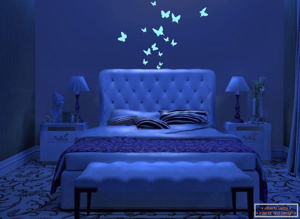 Сяючі метелики в інтер'єрі спальні