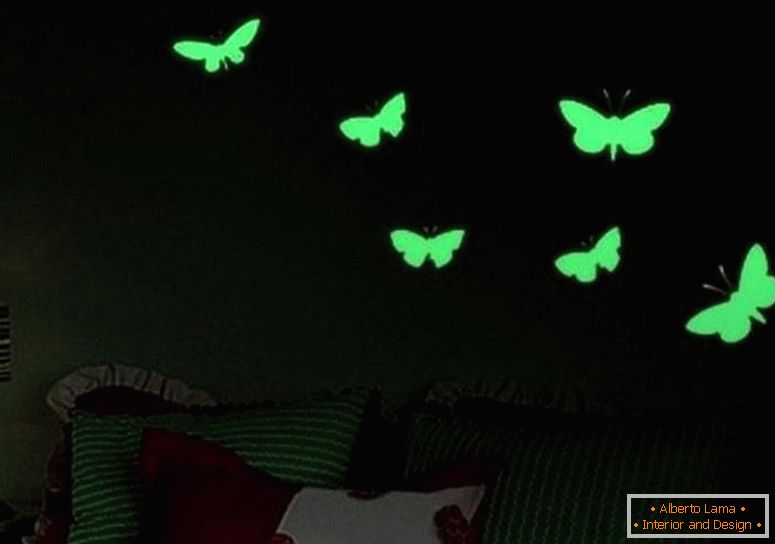 Бабочки над диваном