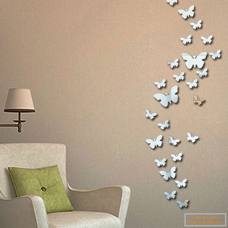 Дзеркальні метелики на стіні