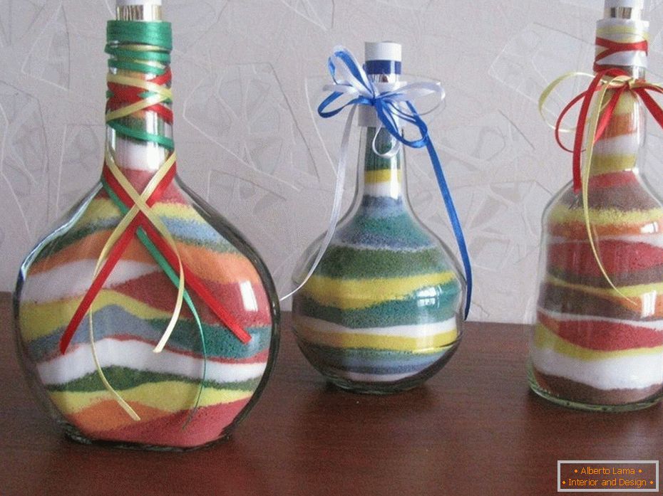 Пляшки різної форми з кольоровою сіллю