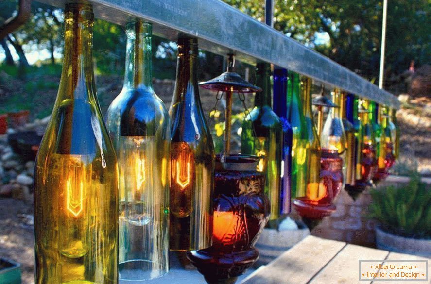 Декор скляними пляшками на участке