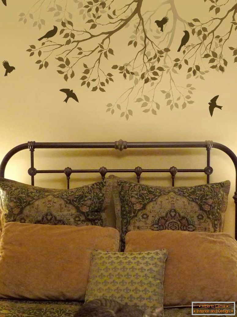 Дерево з птахами над ліжком