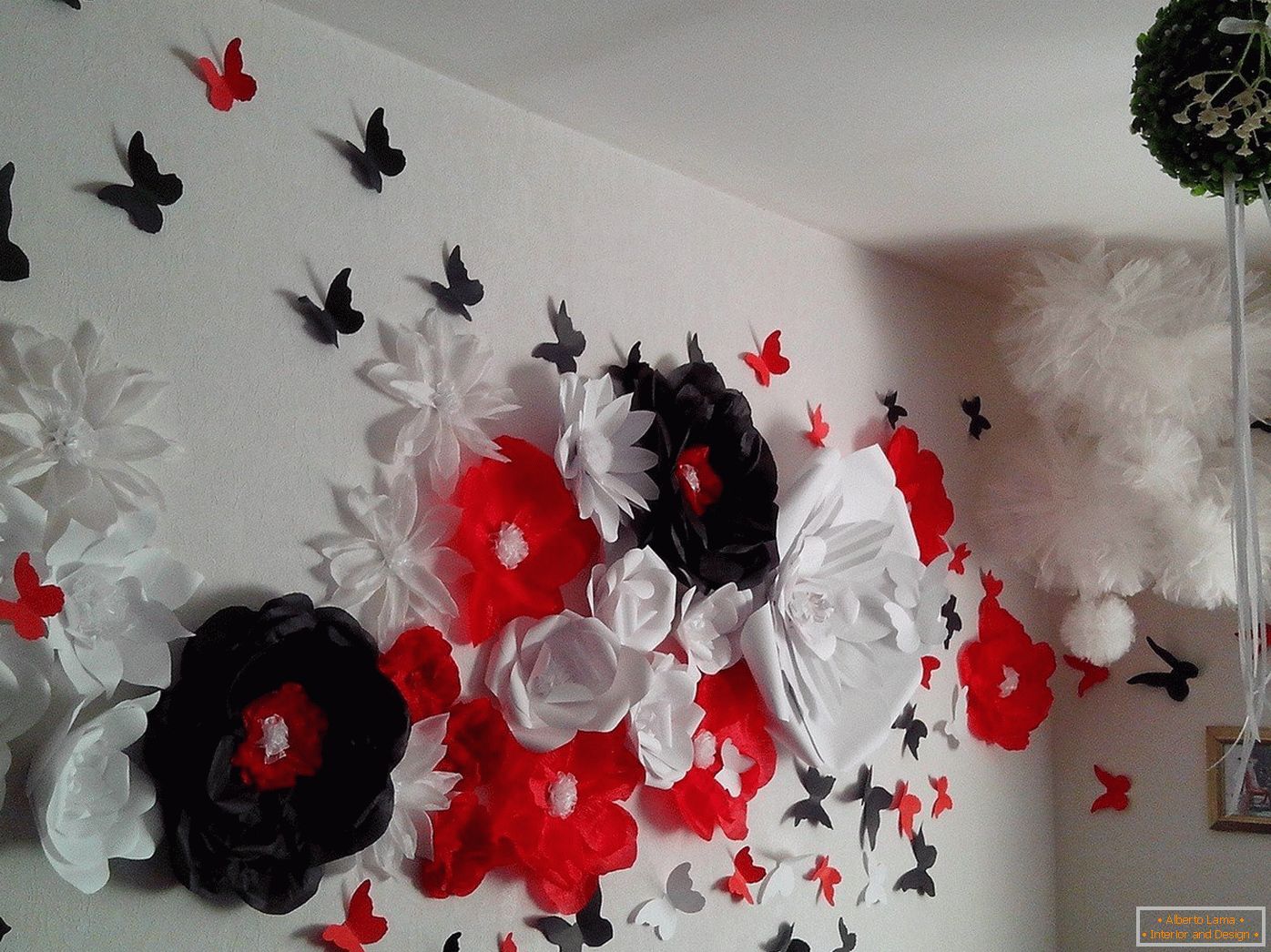 Квіти і метелики на стіні