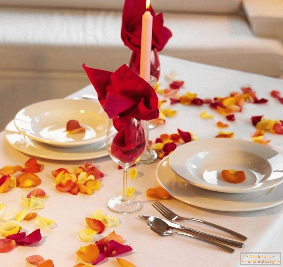 Просте прикраса столу пелюстками троянд