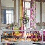 Дизайн вітальні в яскравих кольорах