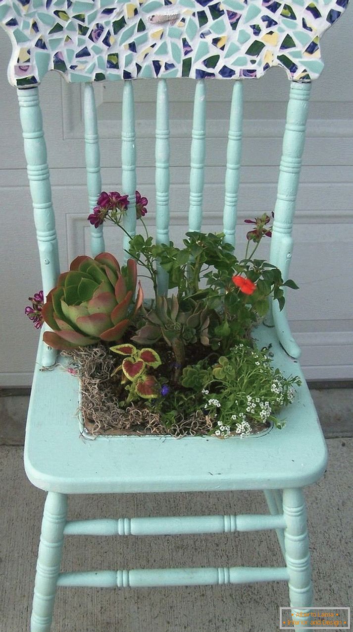 Композиція з квітів у сидушке стільця