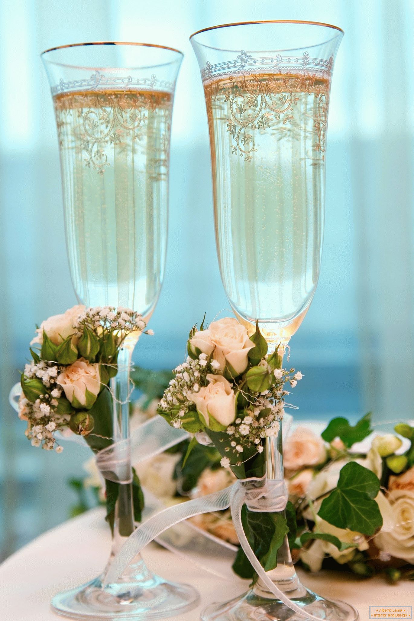 Весільні келихи з штучними квітами
