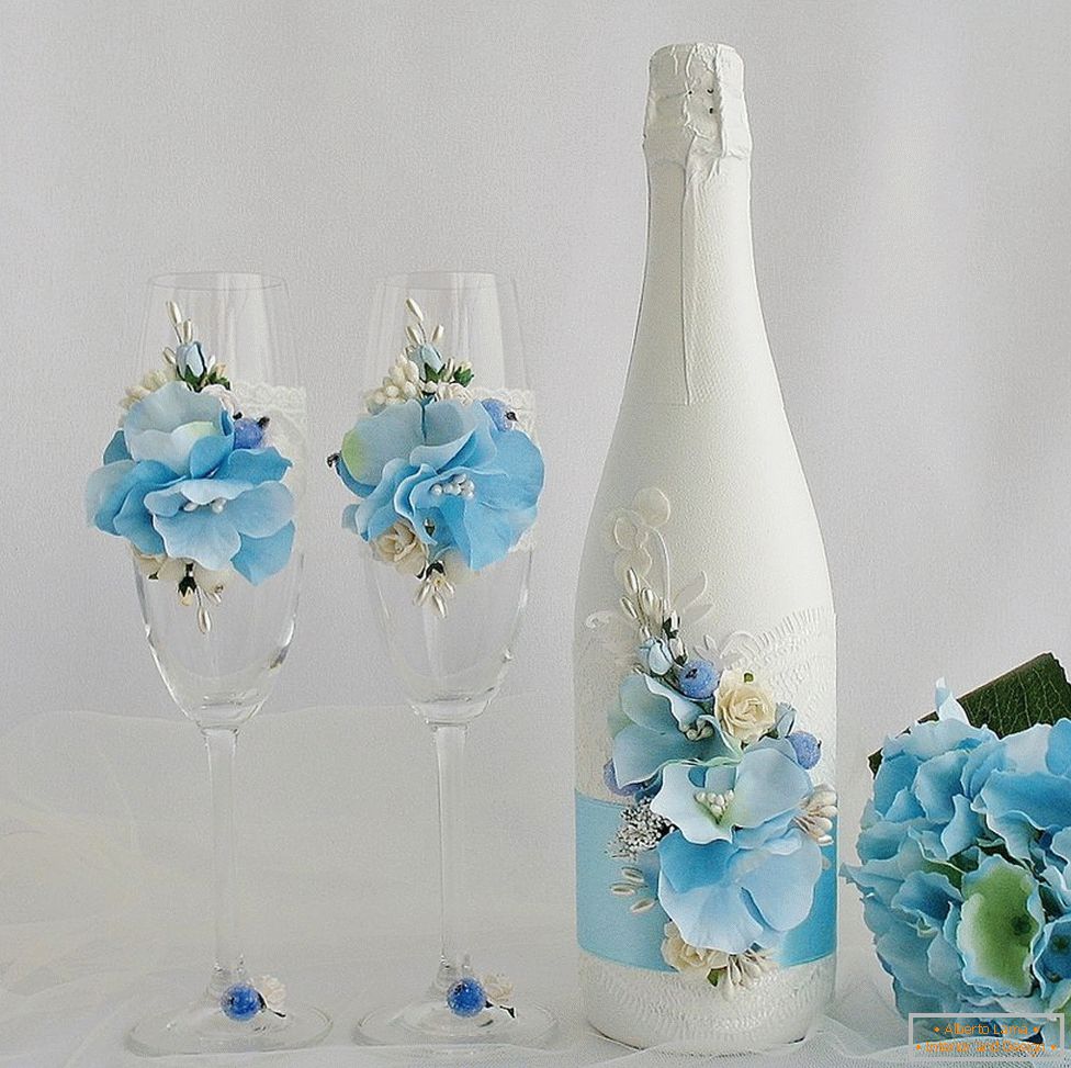 Прикраса весільних келихів і пляшки квіточками