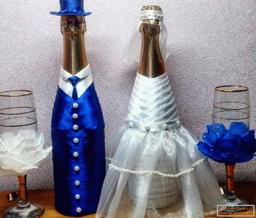 Весільні пляшки в костюмах нареченого і нареченої