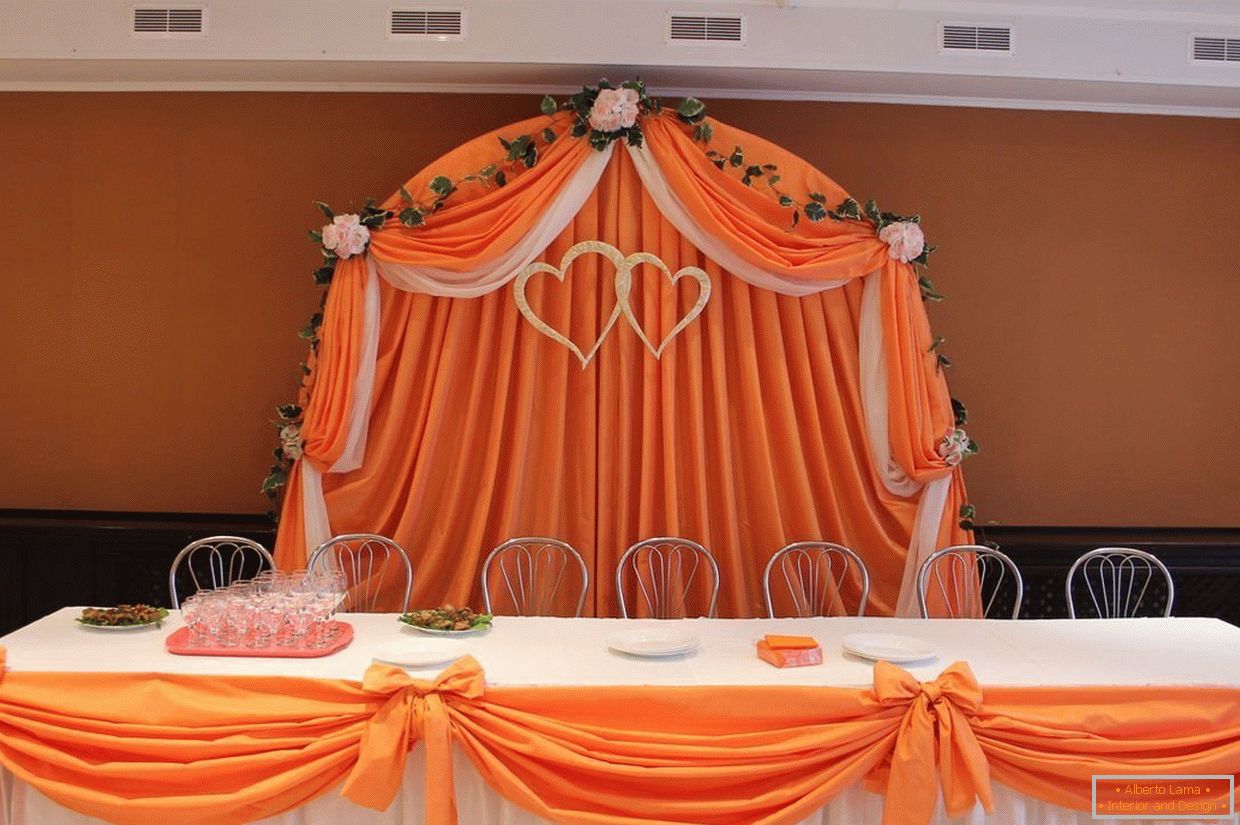Украшение зала в оранжевом цвете